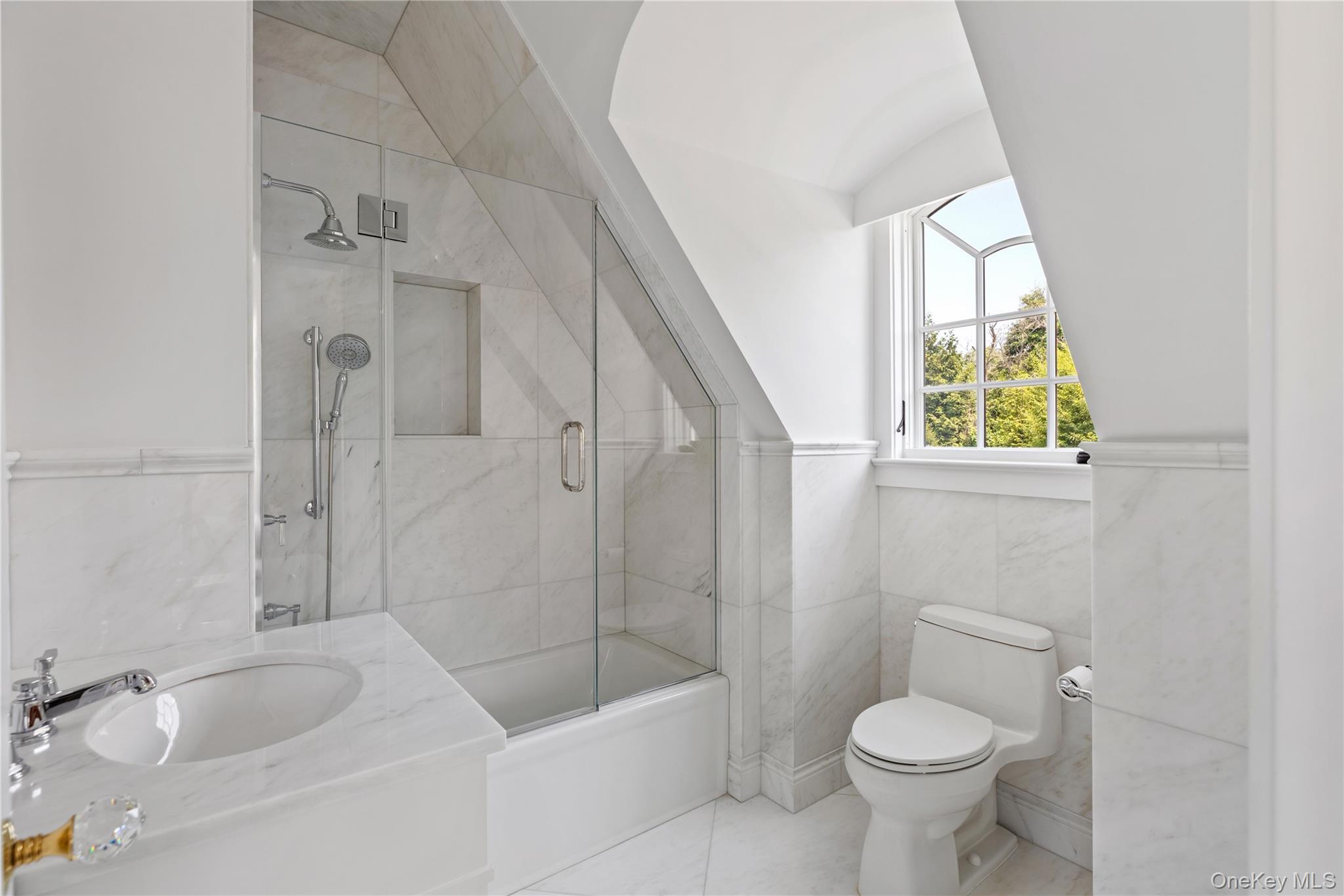 9 Hicks Lane, Sands Point, NY 11050