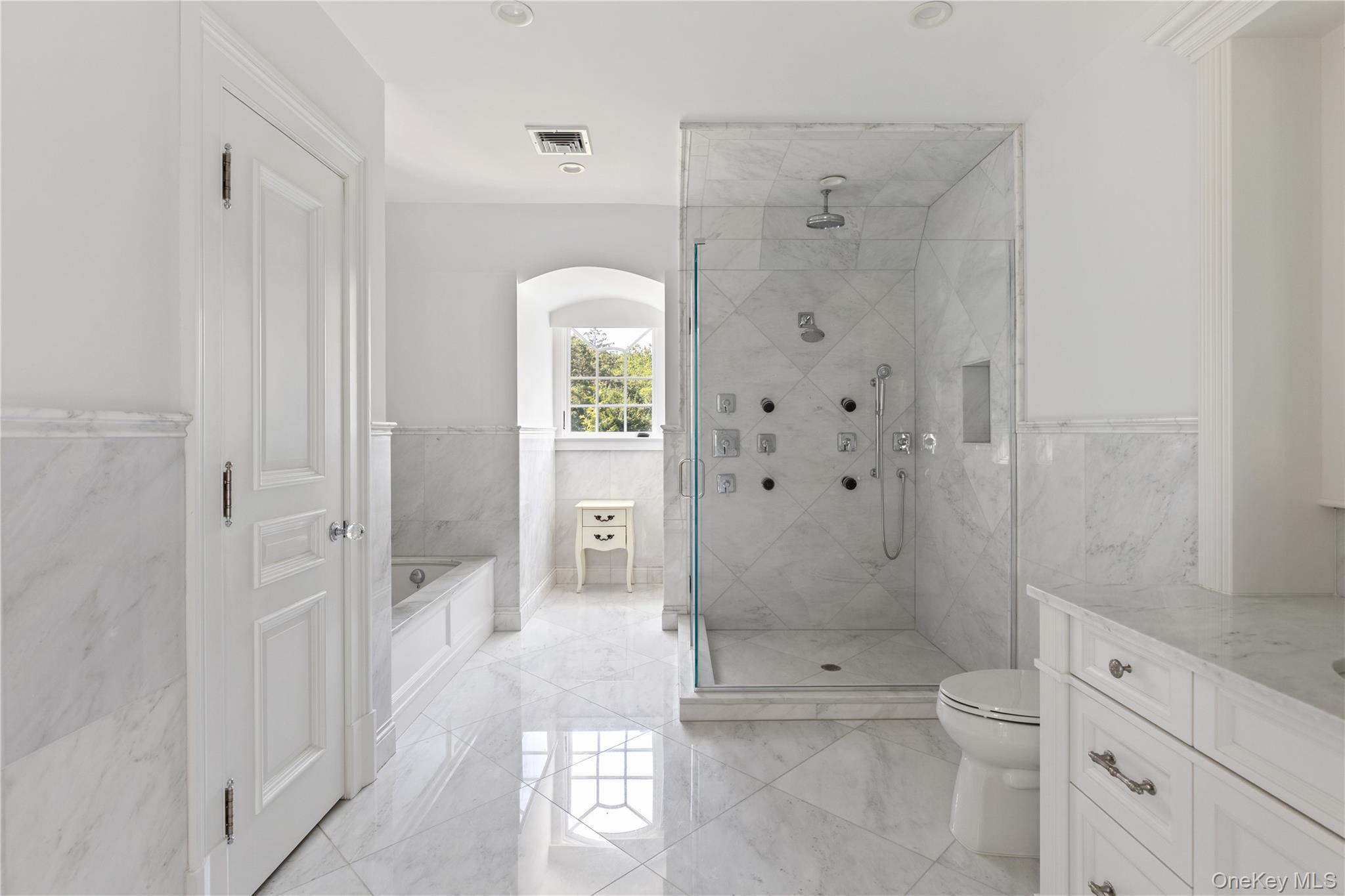 9 Hicks Lane, Sands Point, NY 11050