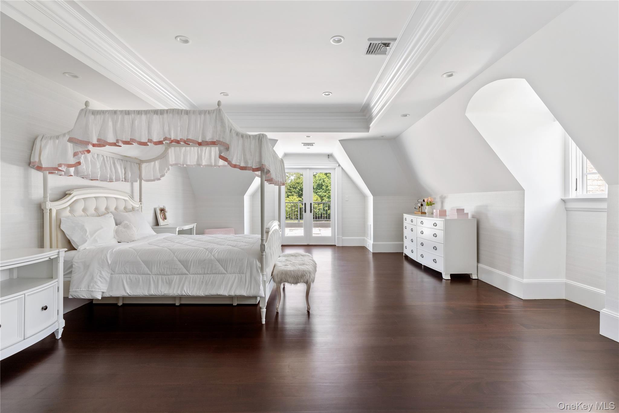 9 Hicks Lane, Sands Point, NY 11050