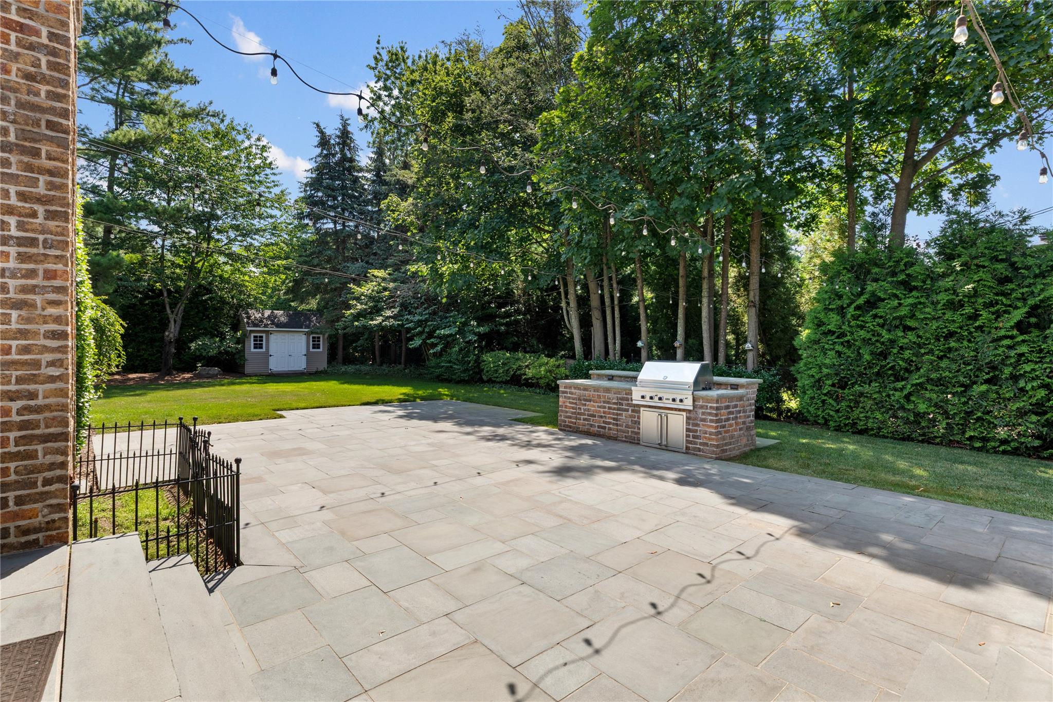 27 Hemlock Road, Manhasset, NY 11030