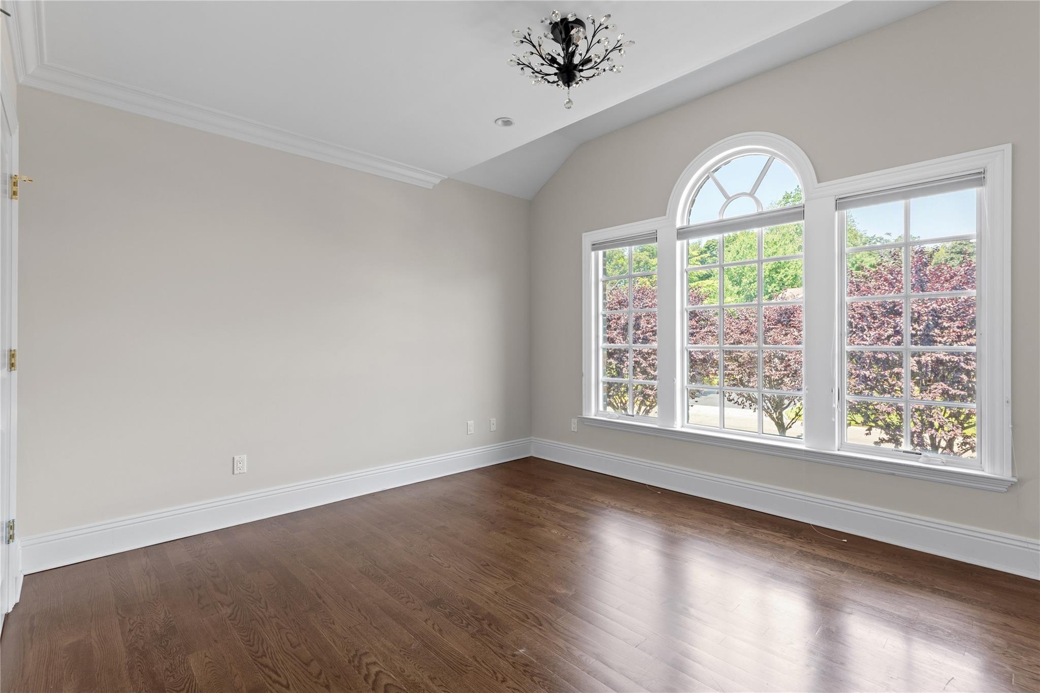 27 Hemlock Road, Manhasset, NY 11030