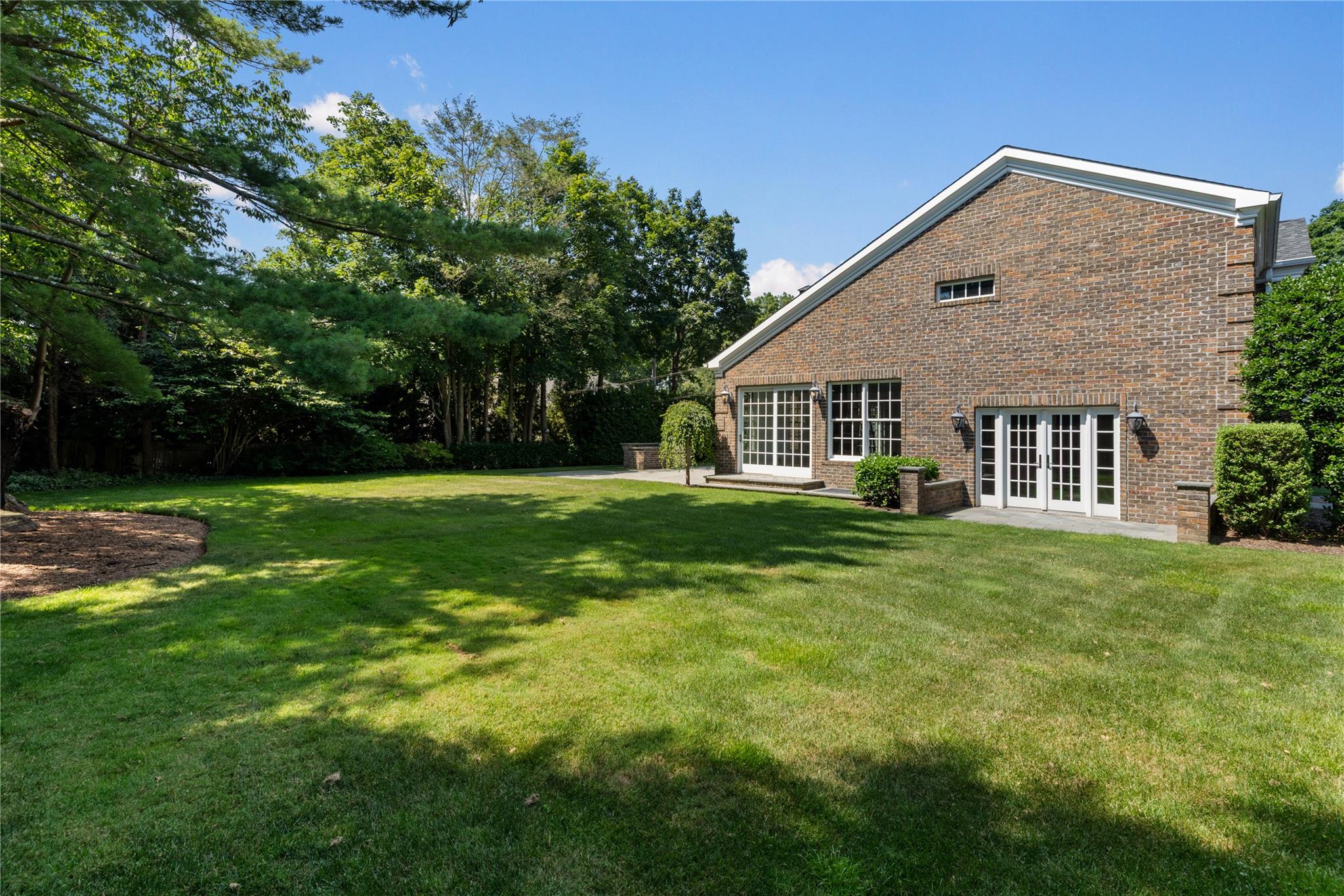 27 Hemlock Road, Manhasset, NY 11030