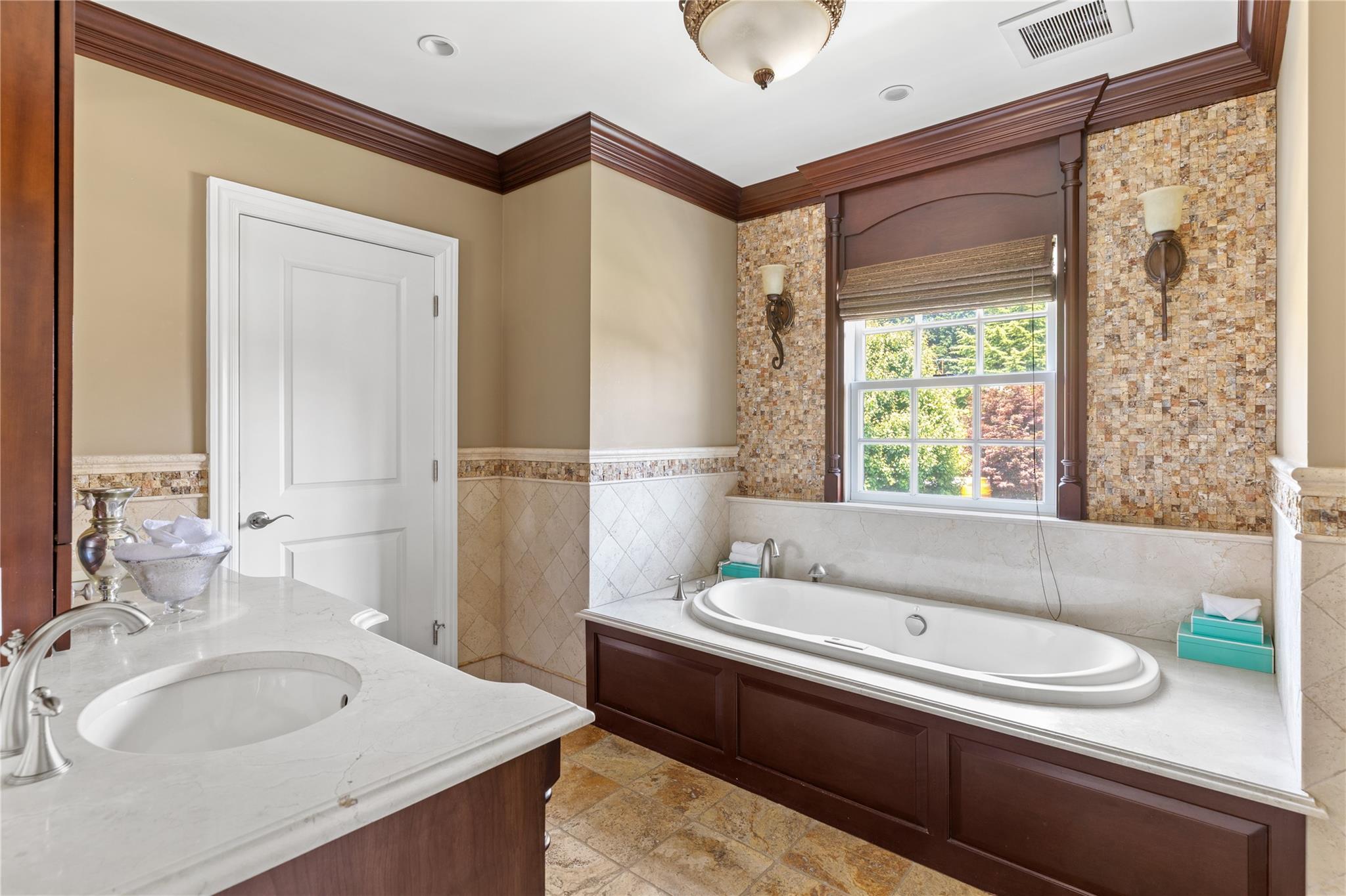 27 Hemlock Road, Manhasset, NY 11030