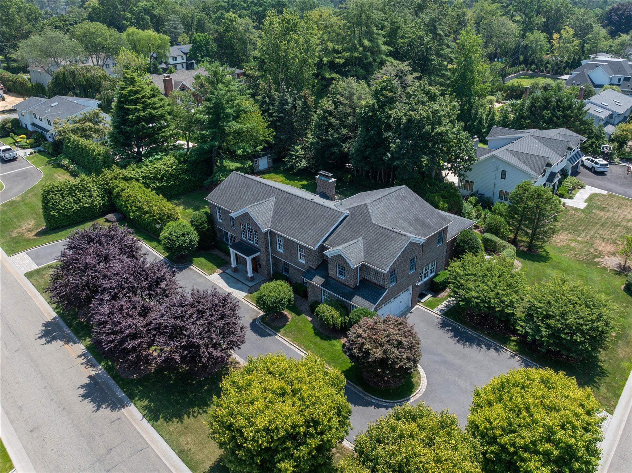 27 Hemlock Road, Manhasset, NY 11030