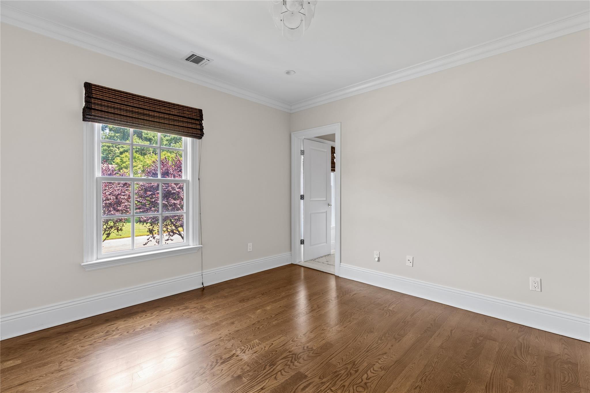 27 Hemlock Road, Manhasset, NY 11030