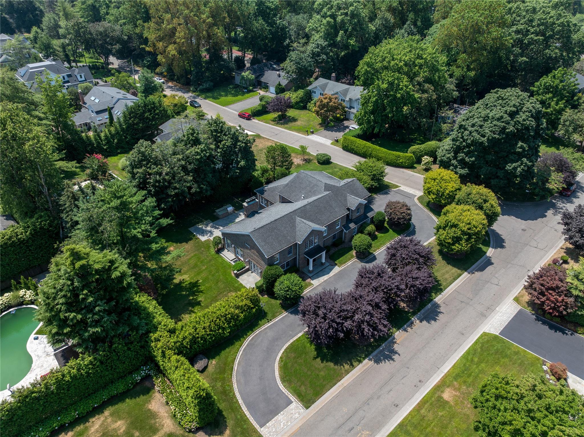 27 Hemlock Road, Manhasset, NY 11030