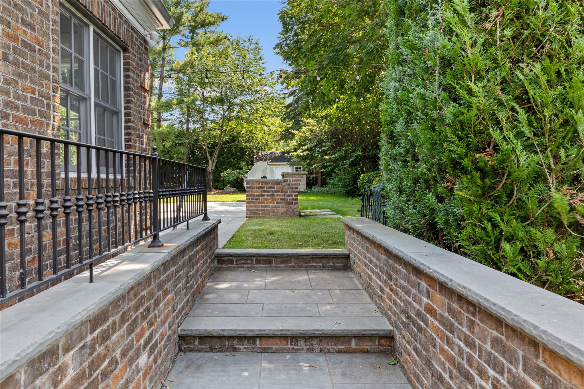 27 Hemlock Road, Manhasset, NY 11030