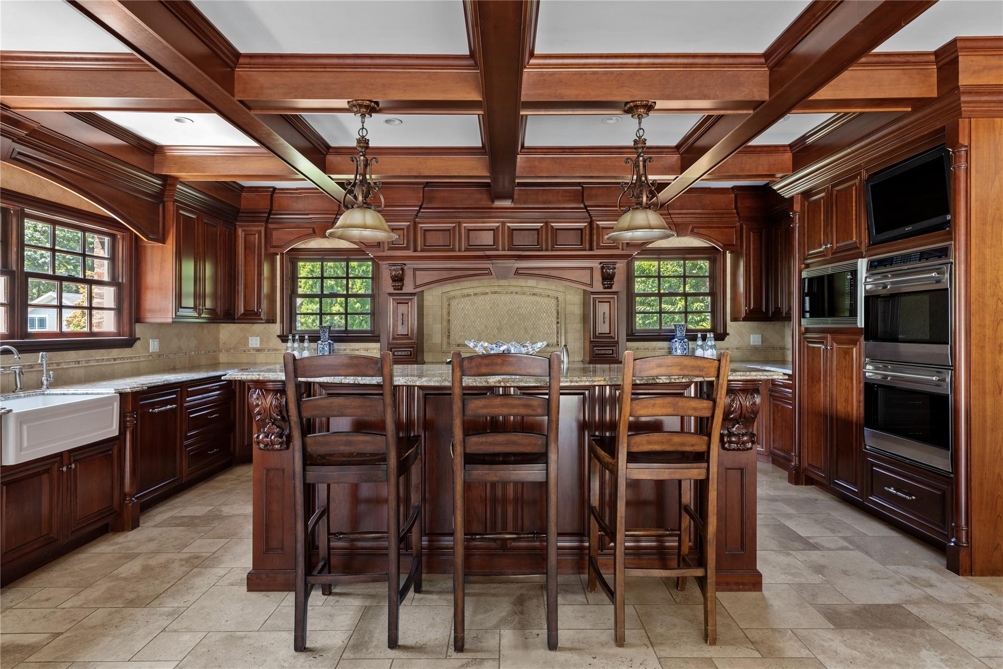 27 Hemlock Road, Manhasset, NY 11030