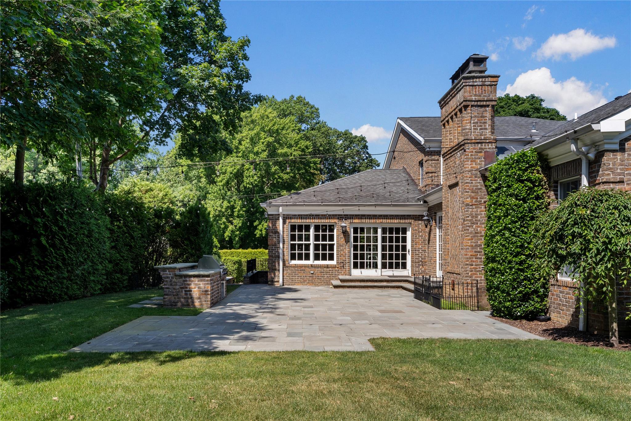 27 Hemlock Road, Manhasset, NY 11030