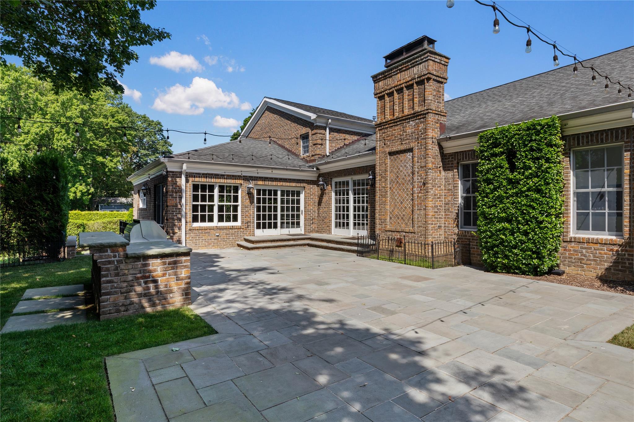 27 Hemlock Road, Manhasset, NY 11030