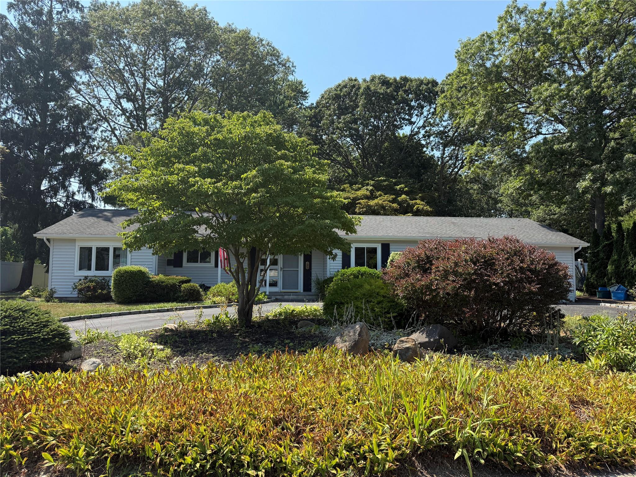 24 Blackfoot Trail, Shoreham, NY 11786