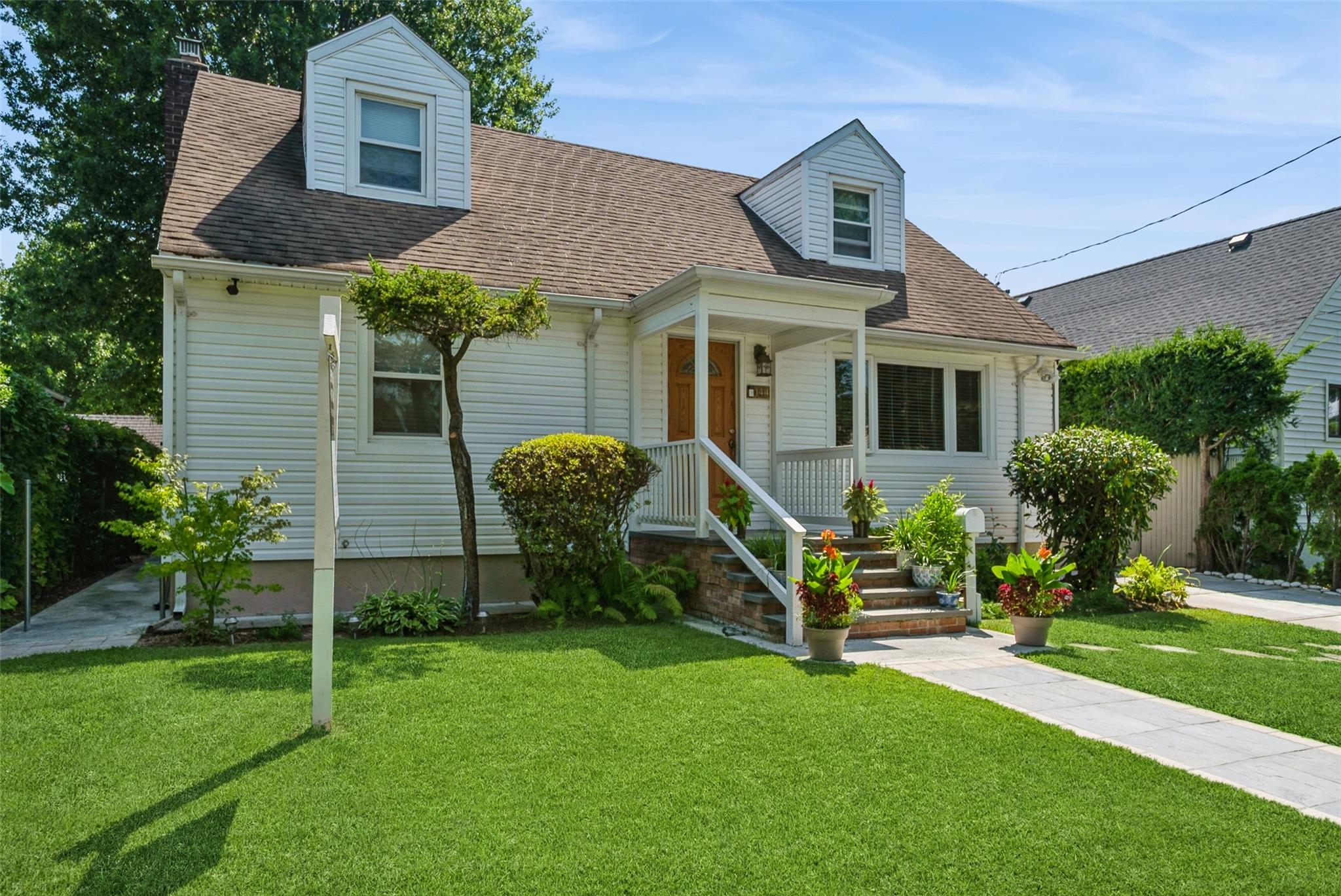 144 Linden Street, Roslyn Heights, NY 11577