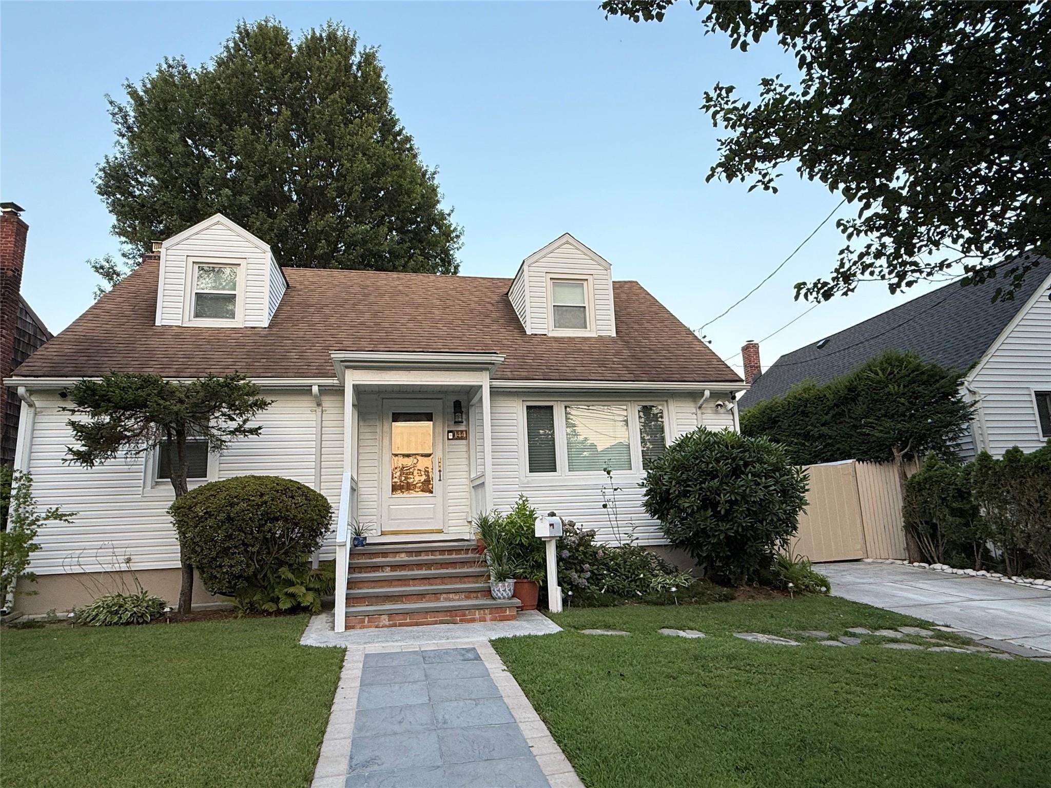 144 Linden Street, Roslyn Heights, NY 11577