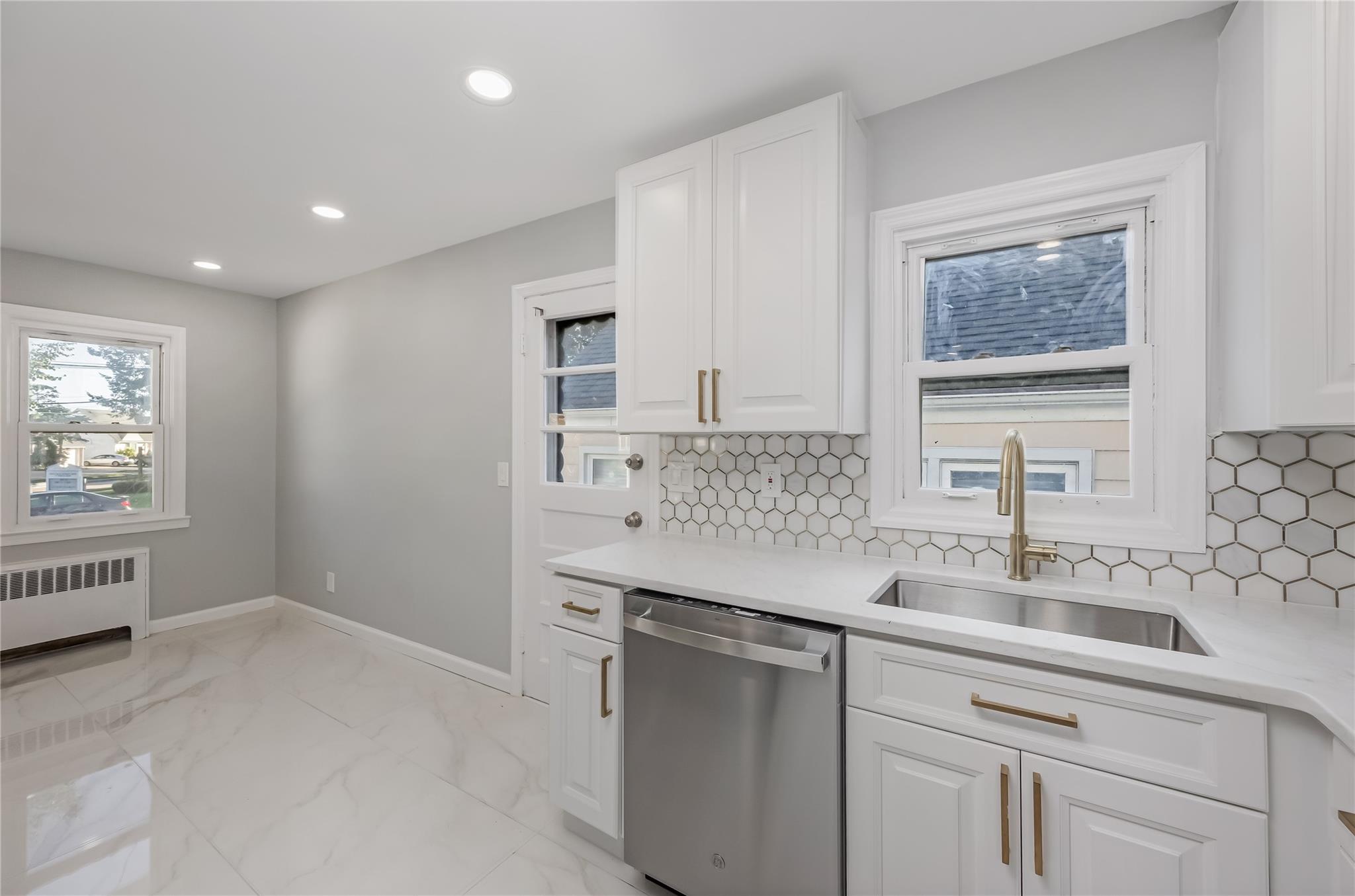 594 Fenworth Boulevard, Franklin Square, NY 11010