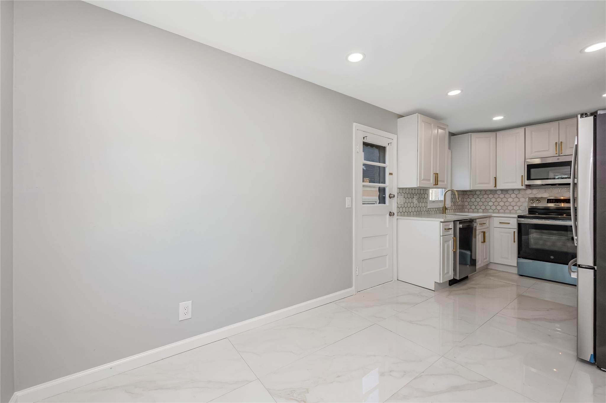 594 Fenworth Boulevard, Franklin Square, NY 11010