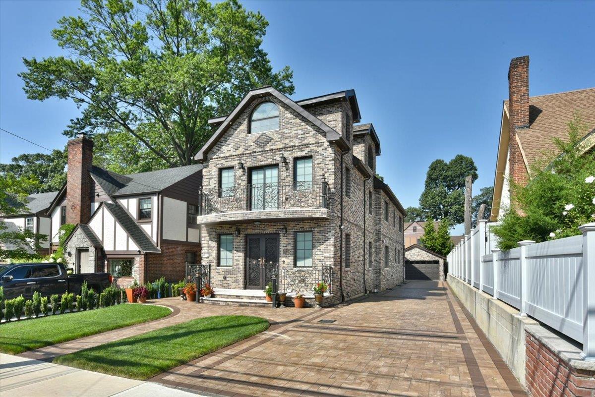 86-22 Somerset Street, Jamaica Estates, NY 11432
