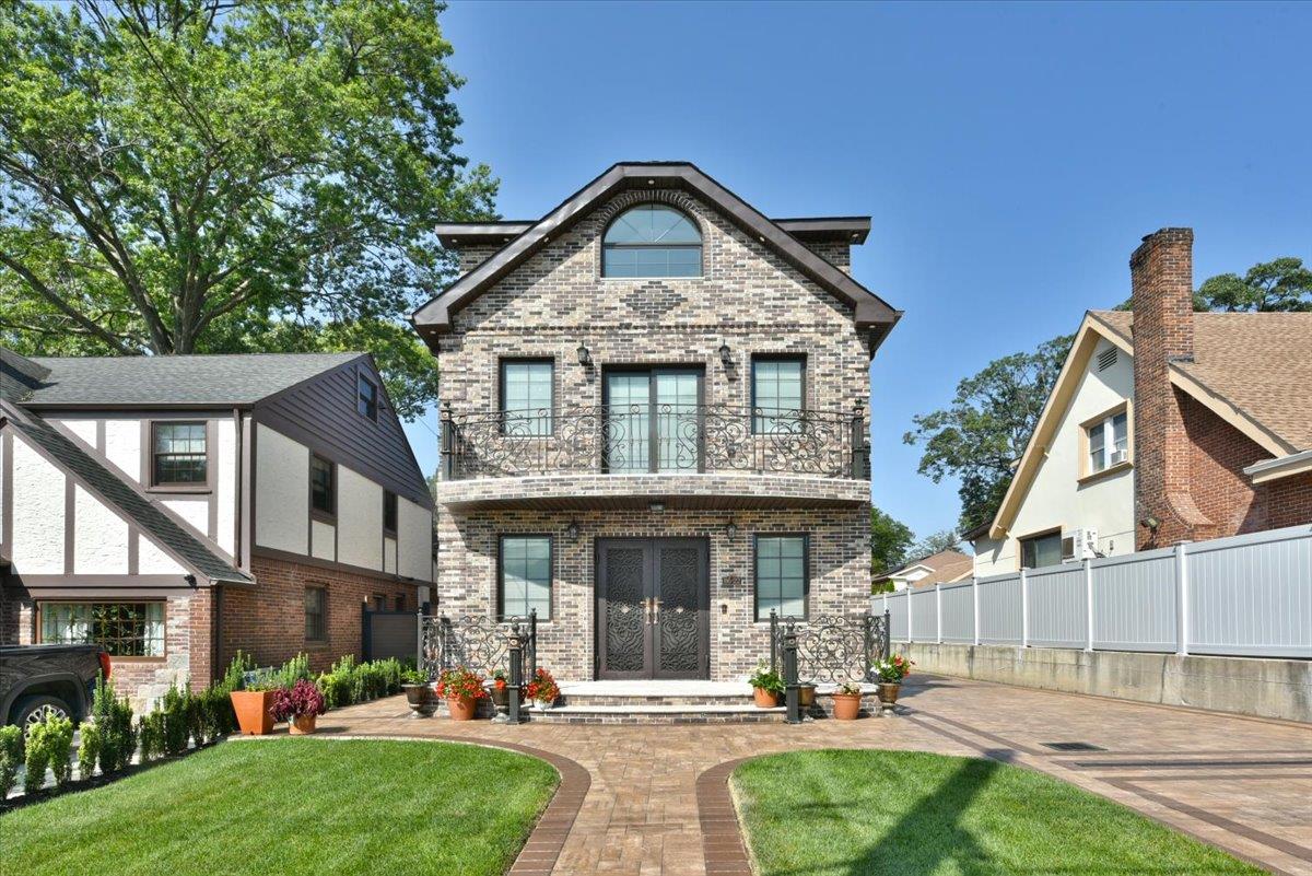 86-22 Somerset Street, Jamaica Estates, NY 11432