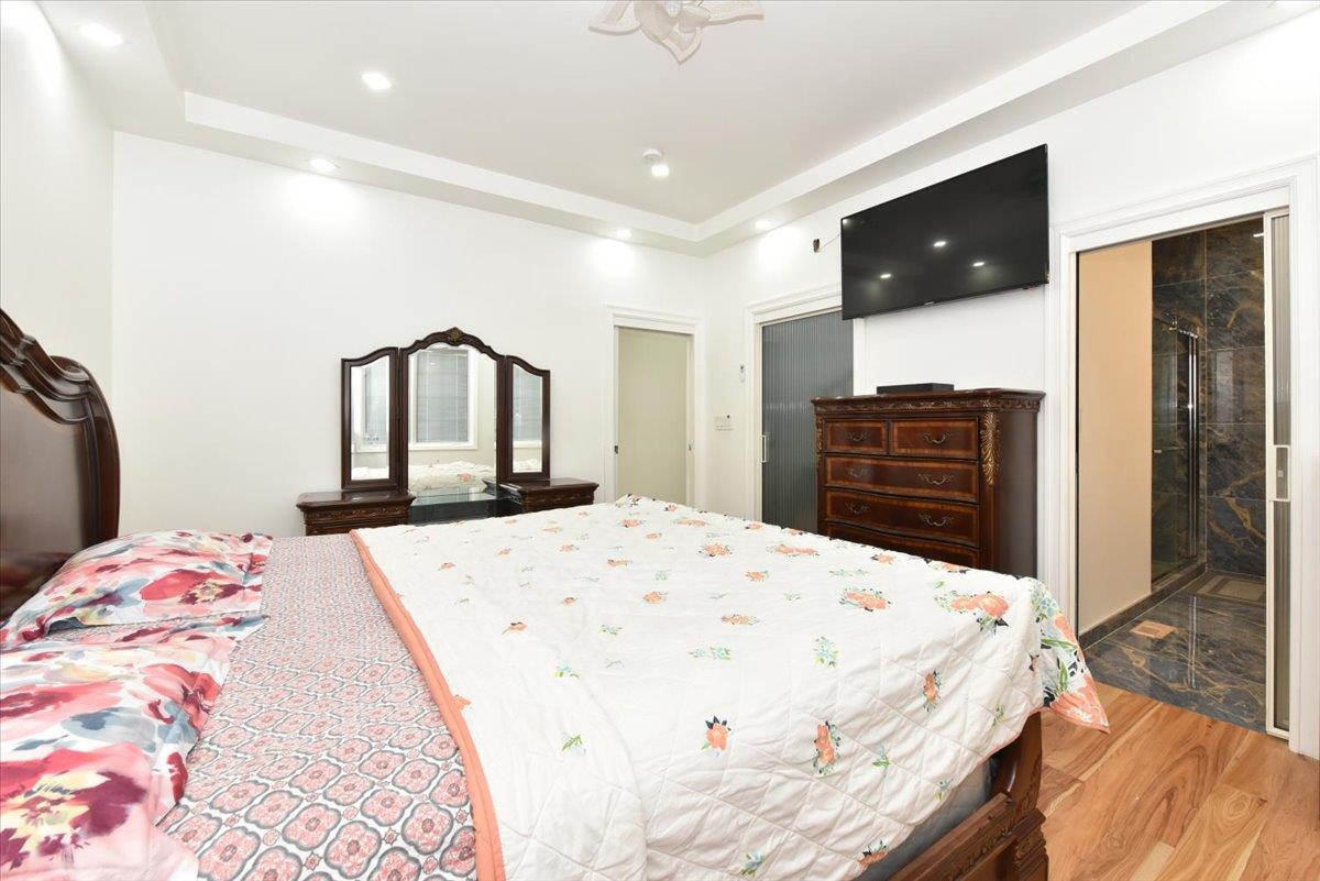 86-22 Somerset Street, Jamaica Estates, NY 11432