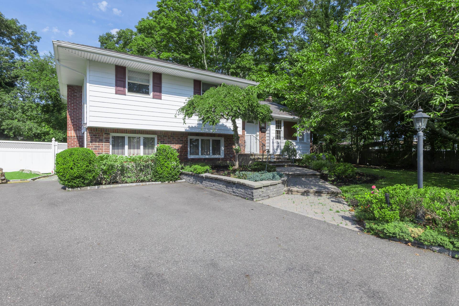 32 Kings Park Road, Commack, NY 11725