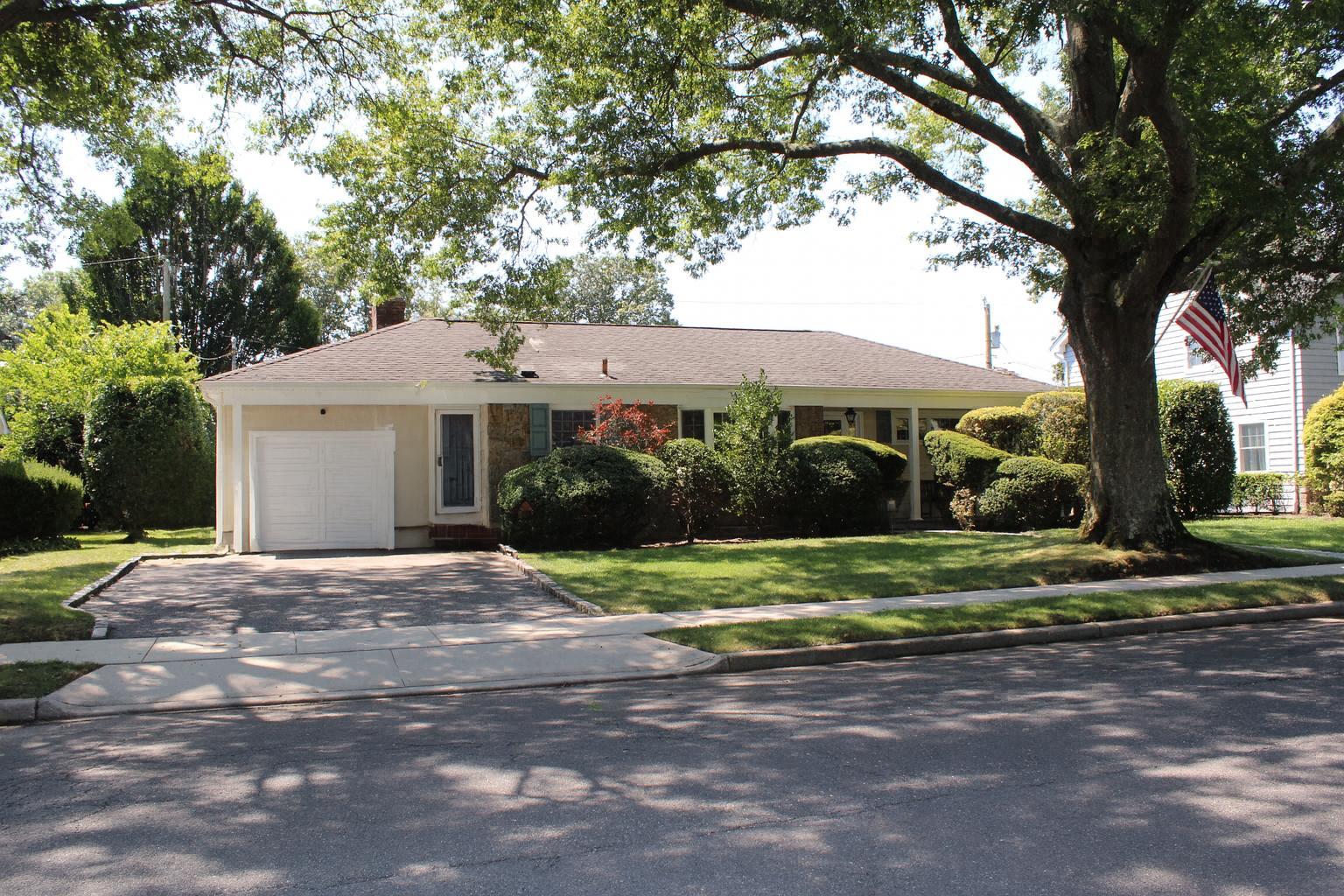 38 Yale Street, Garden City, NY 11530