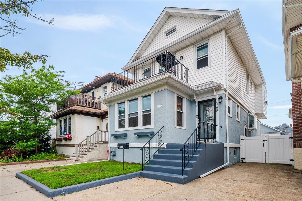 365 W Hudson Street # Upper, Long Beach, NY 11561