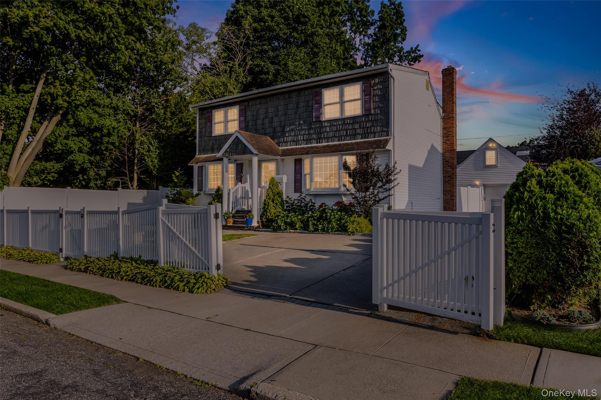 17 Woodcrest Road, Hicksville, NY 11801