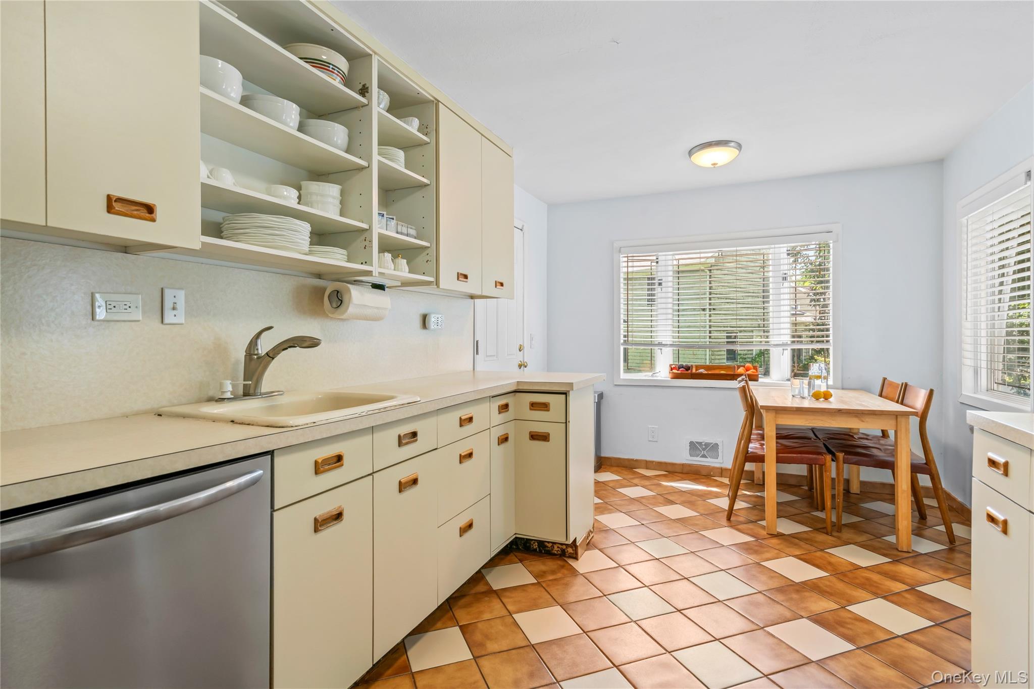 2 Lydia Court, Searingtown, NY 11507