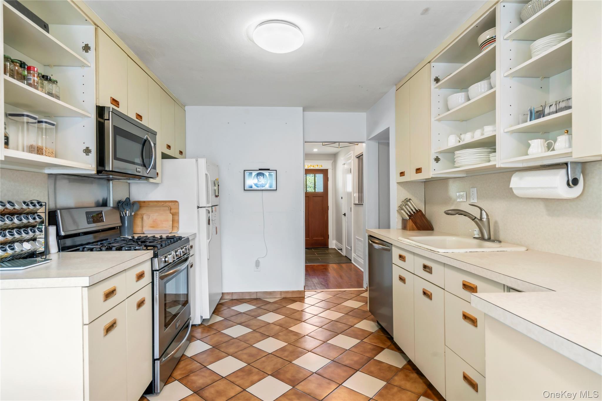 2 Lydia Court, Searingtown, NY 11507