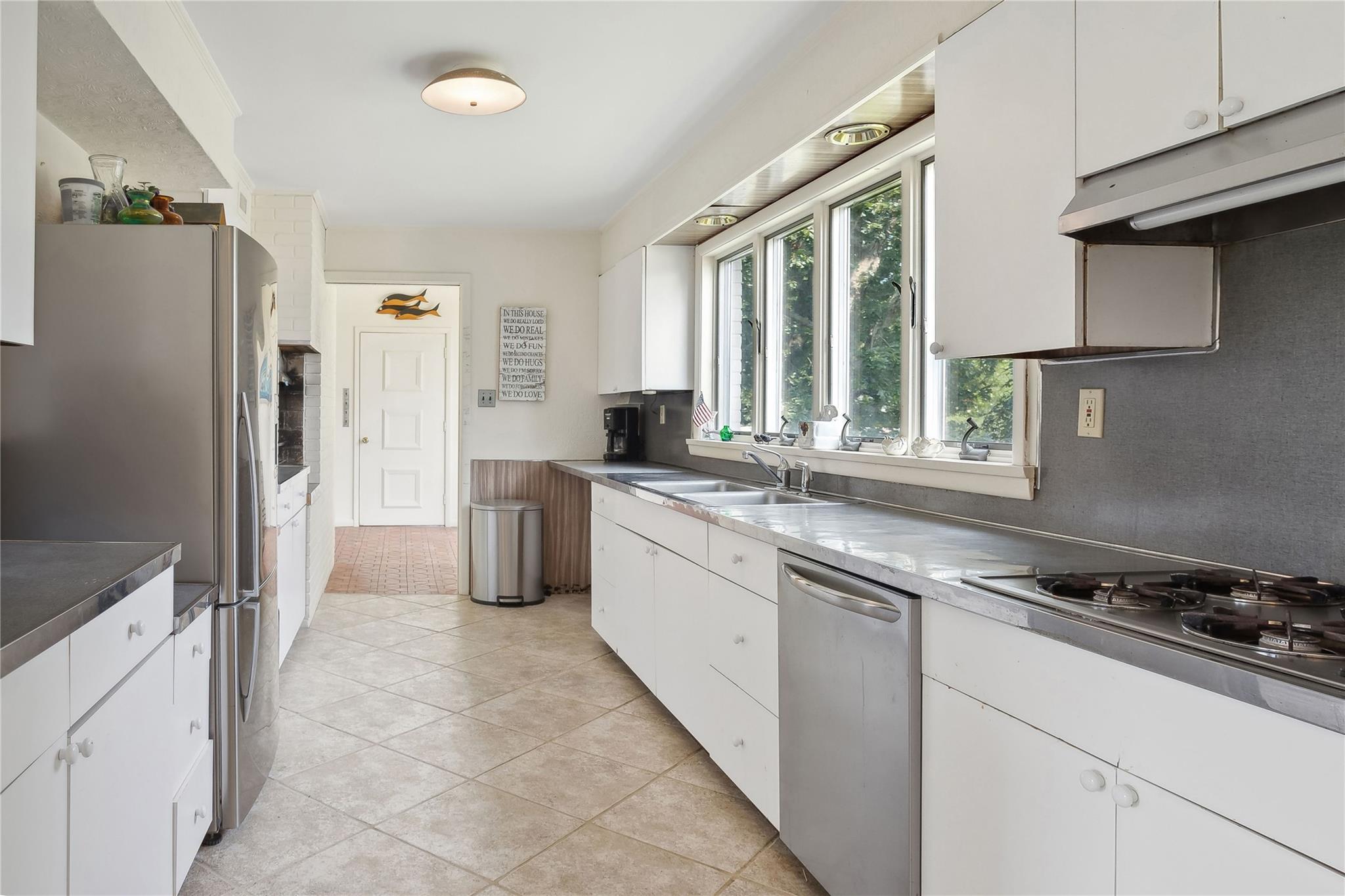 33 Beach Road, Laurel, NY 11948