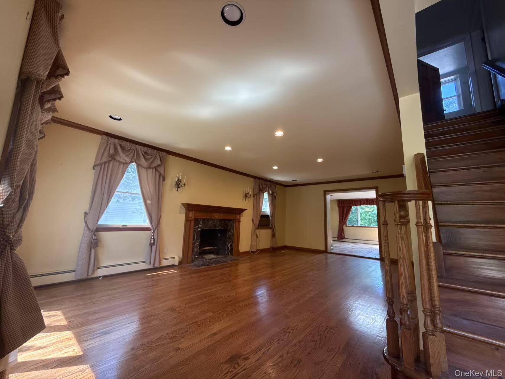 95 Oakdale Lane, East Hills, NY 11577