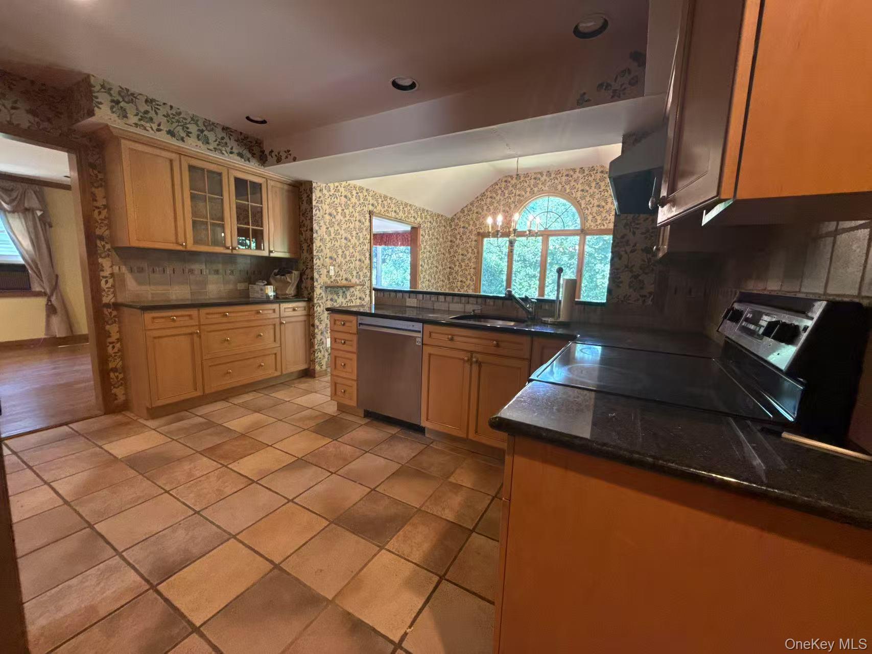 95 Oakdale Lane, East Hills, NY 11577