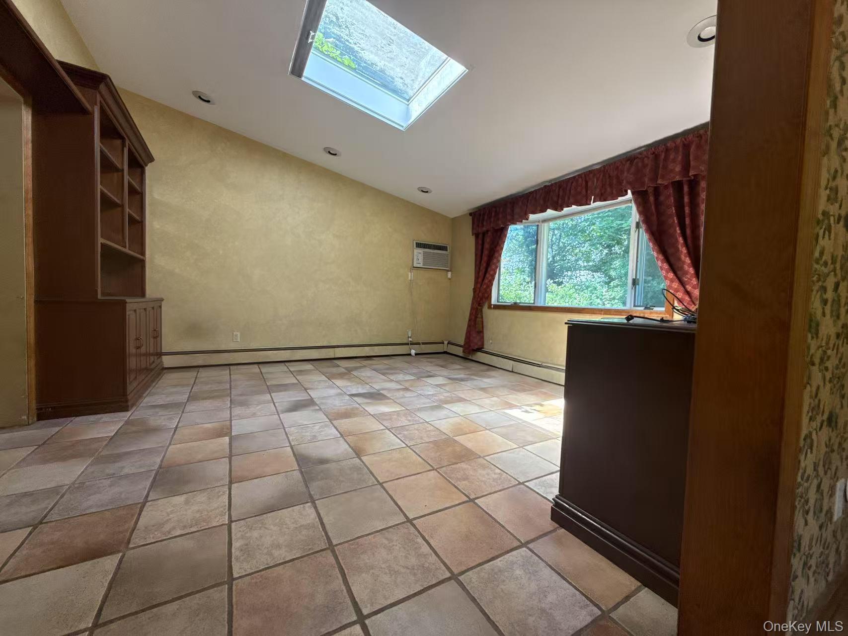 95 Oakdale Lane, East Hills, NY 11577