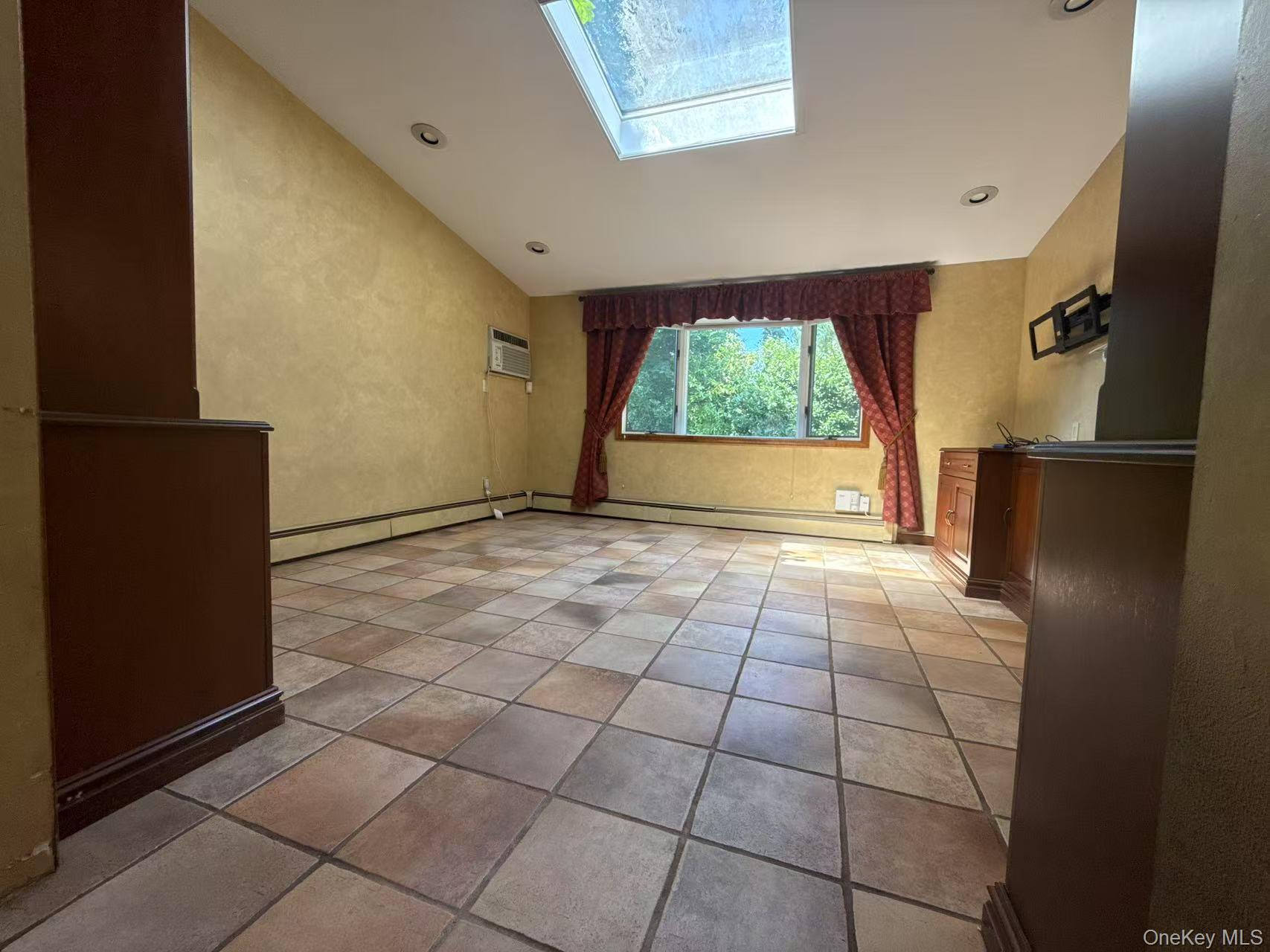 95 Oakdale Lane, East Hills, NY 11577