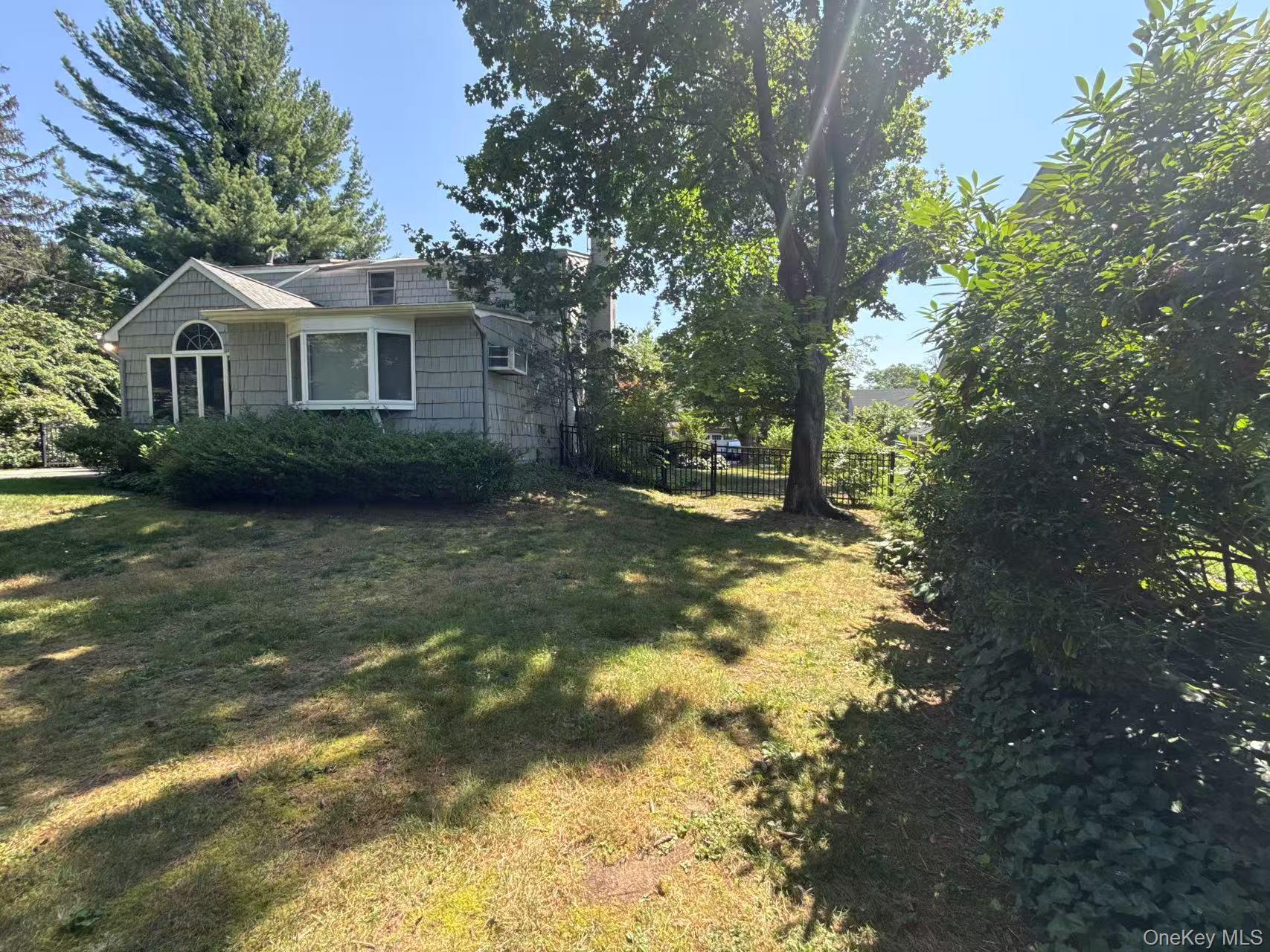 95 Oakdale Lane, East Hills, NY 11577