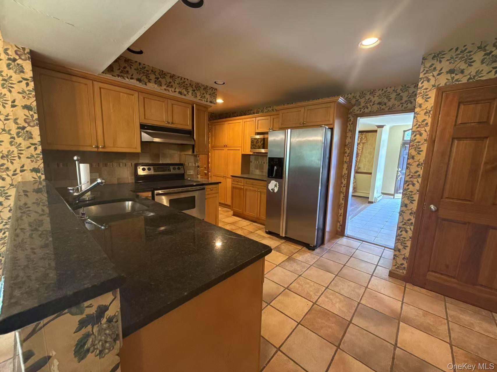 95 Oakdale Lane, East Hills, NY 11577