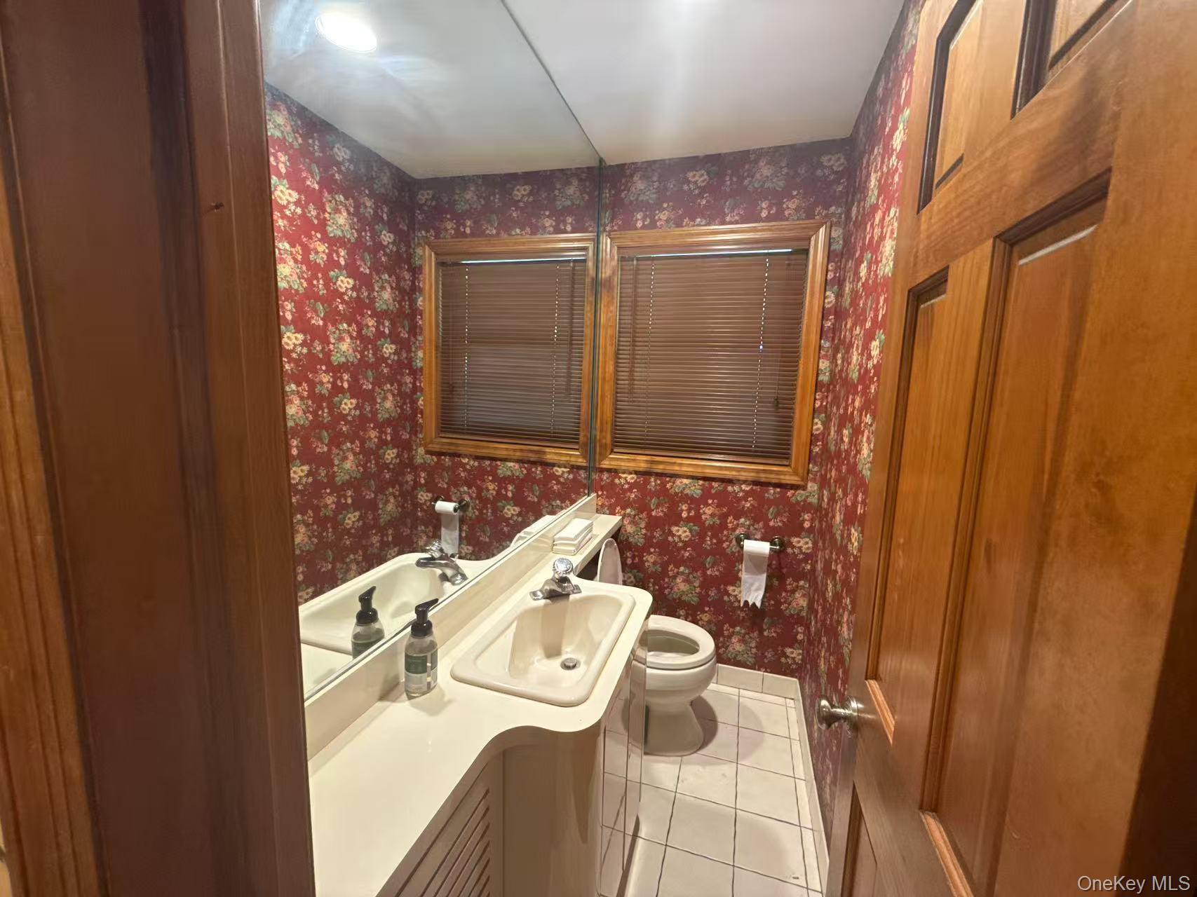 95 Oakdale Lane, East Hills, NY 11577