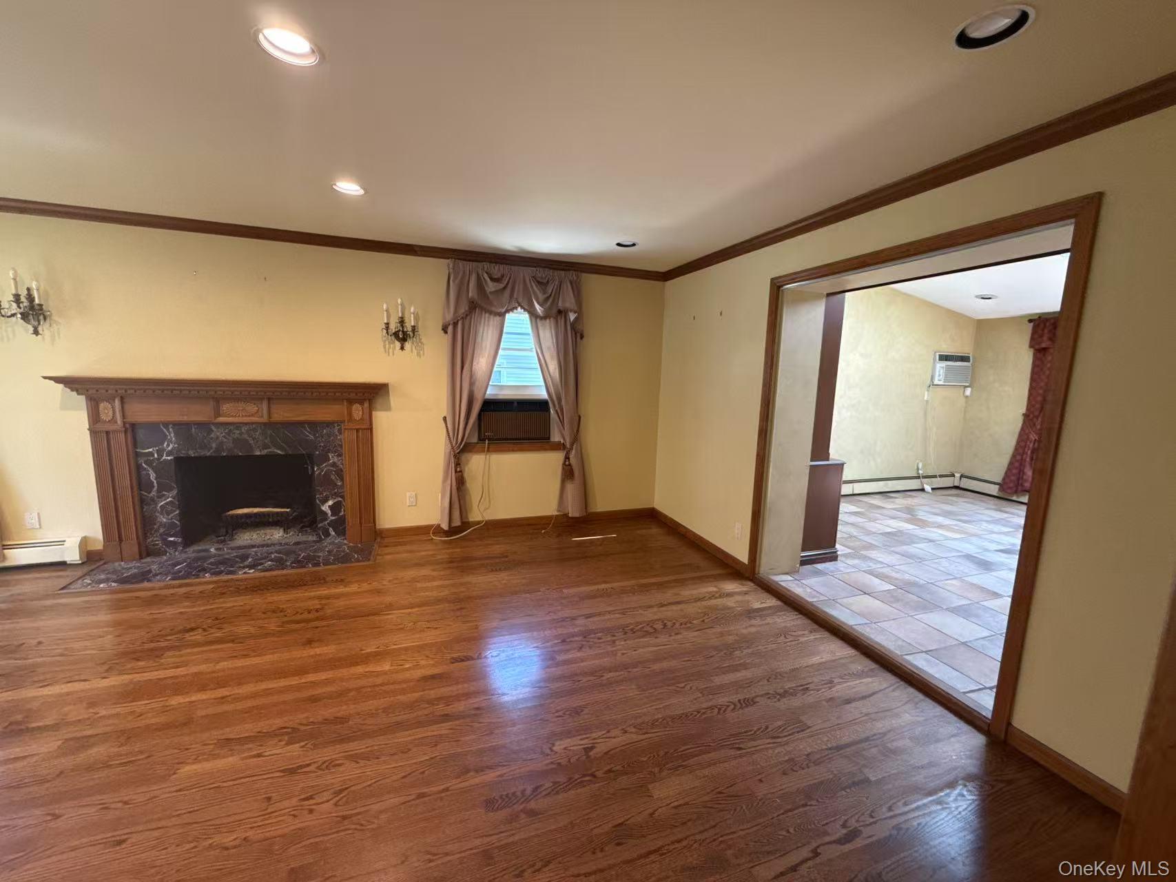 95 Oakdale Lane, East Hills, NY 11577