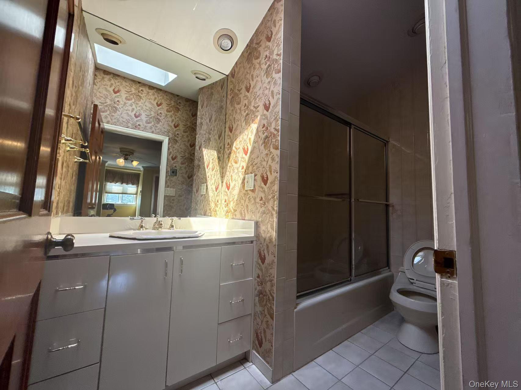 95 Oakdale Lane, East Hills, NY 11577