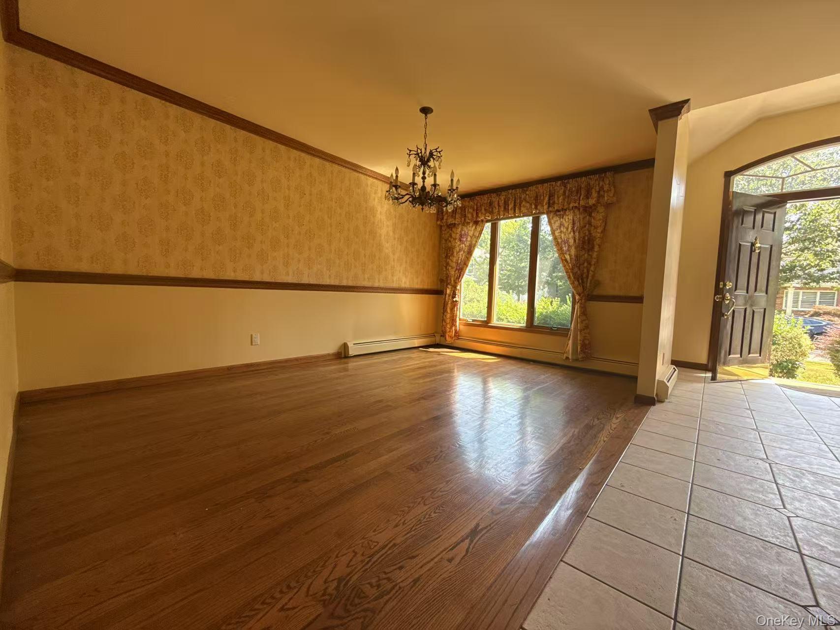 95 Oakdale Lane, East Hills, NY 11577