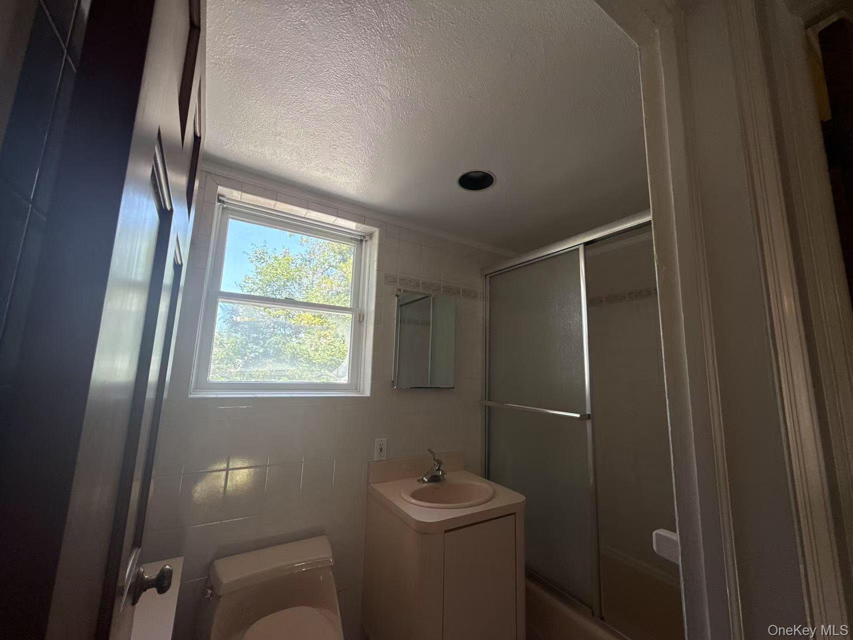 95 Oakdale Lane, East Hills, NY 11577