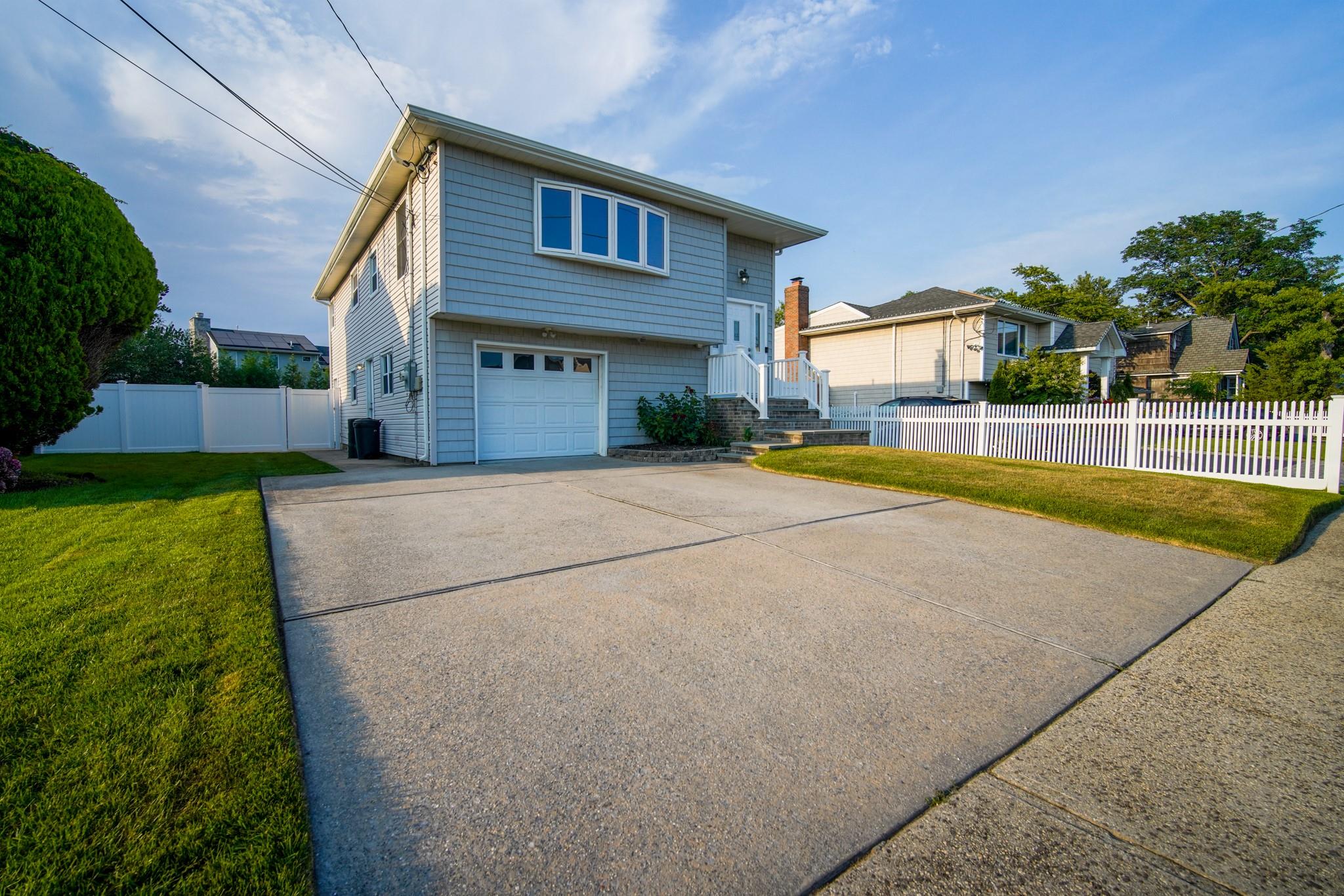 35 Lee Avenue, Babylon, NY 11702