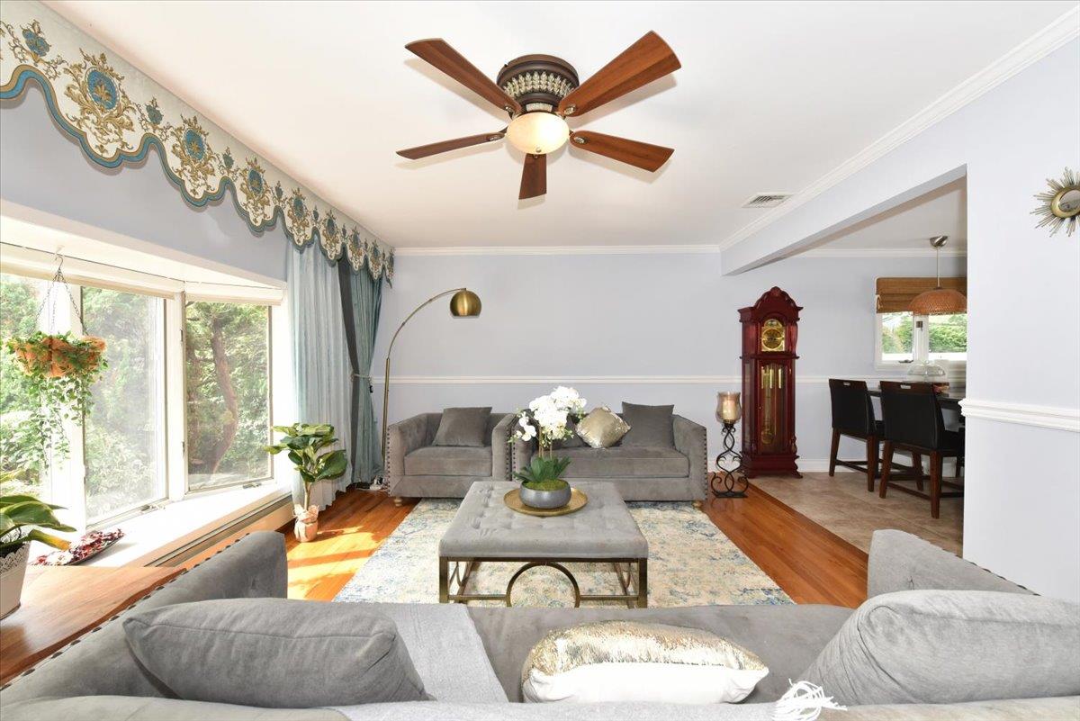 41 Belle Court, Hicksville, NY 11801