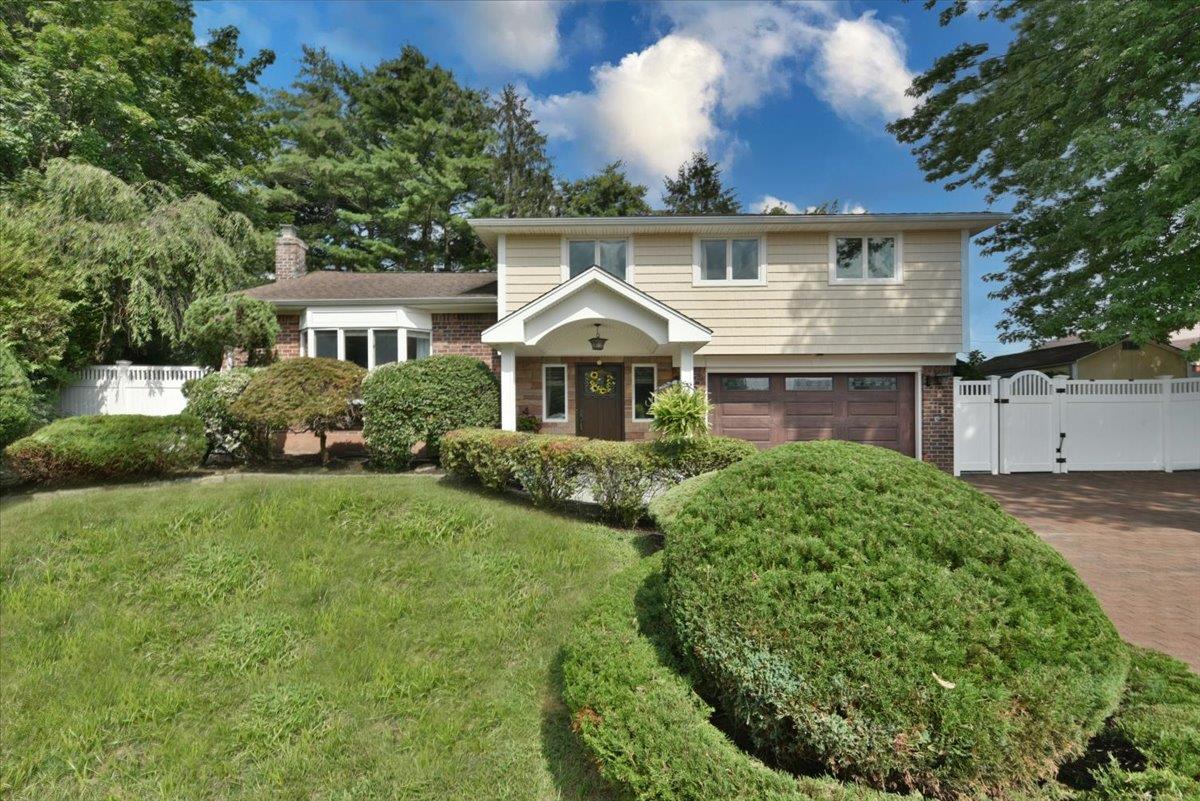 41 Belle Court, Hicksville, NY 11801