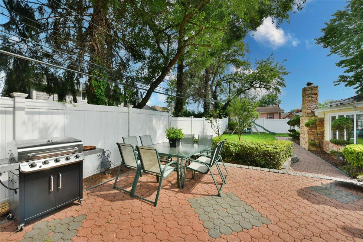 41 Belle Court, Hicksville, NY 11801