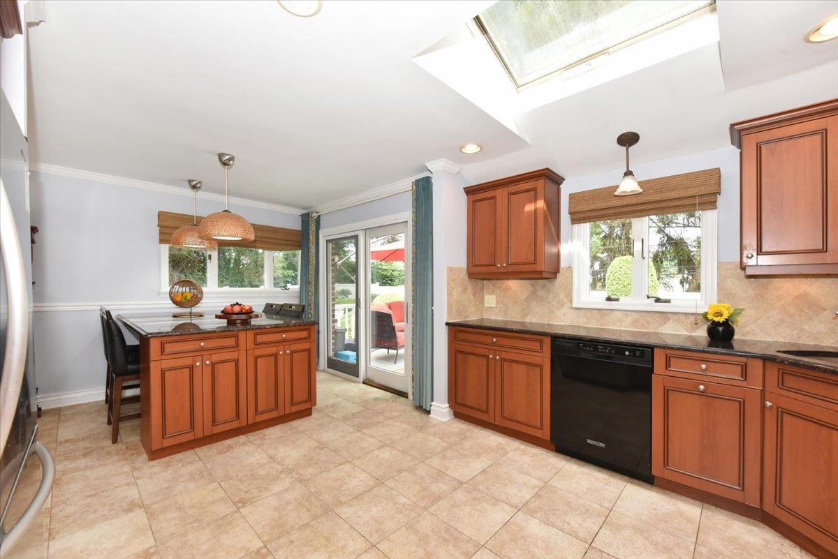 41 Belle Court, Hicksville, NY 11801