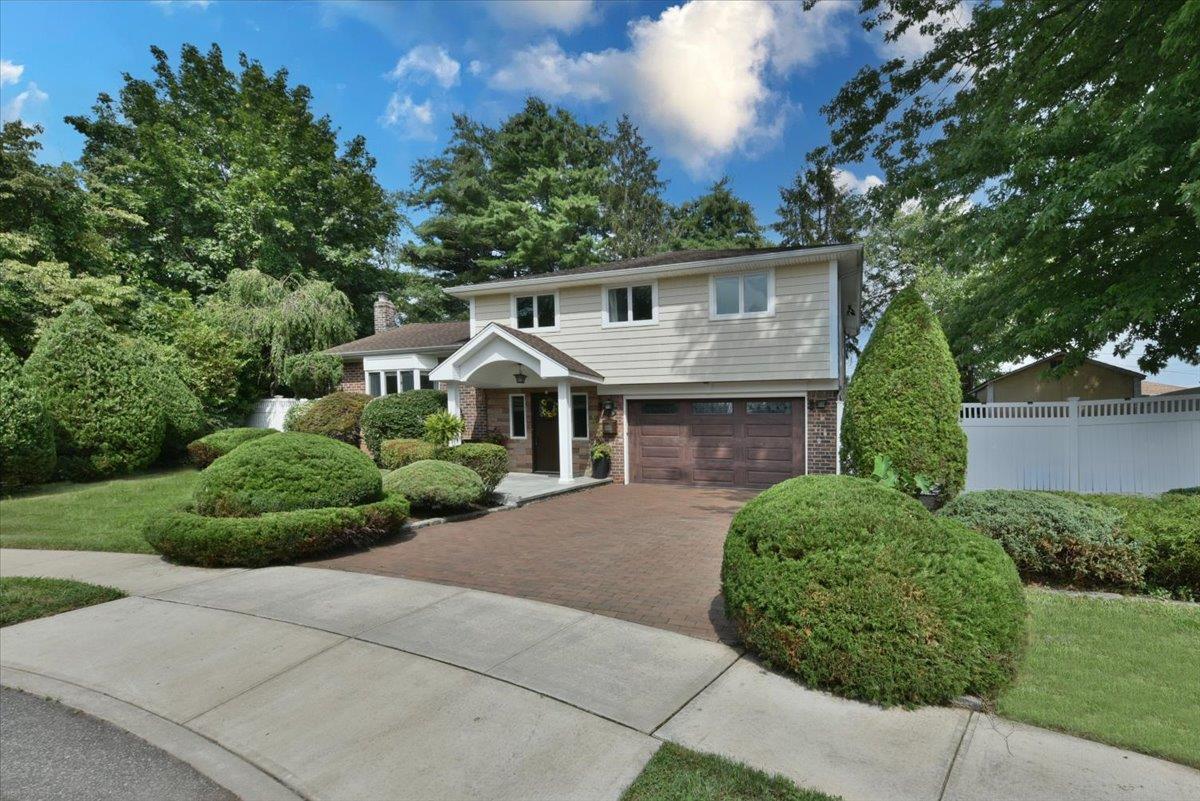 41 Belle Court, Hicksville, NY 11801