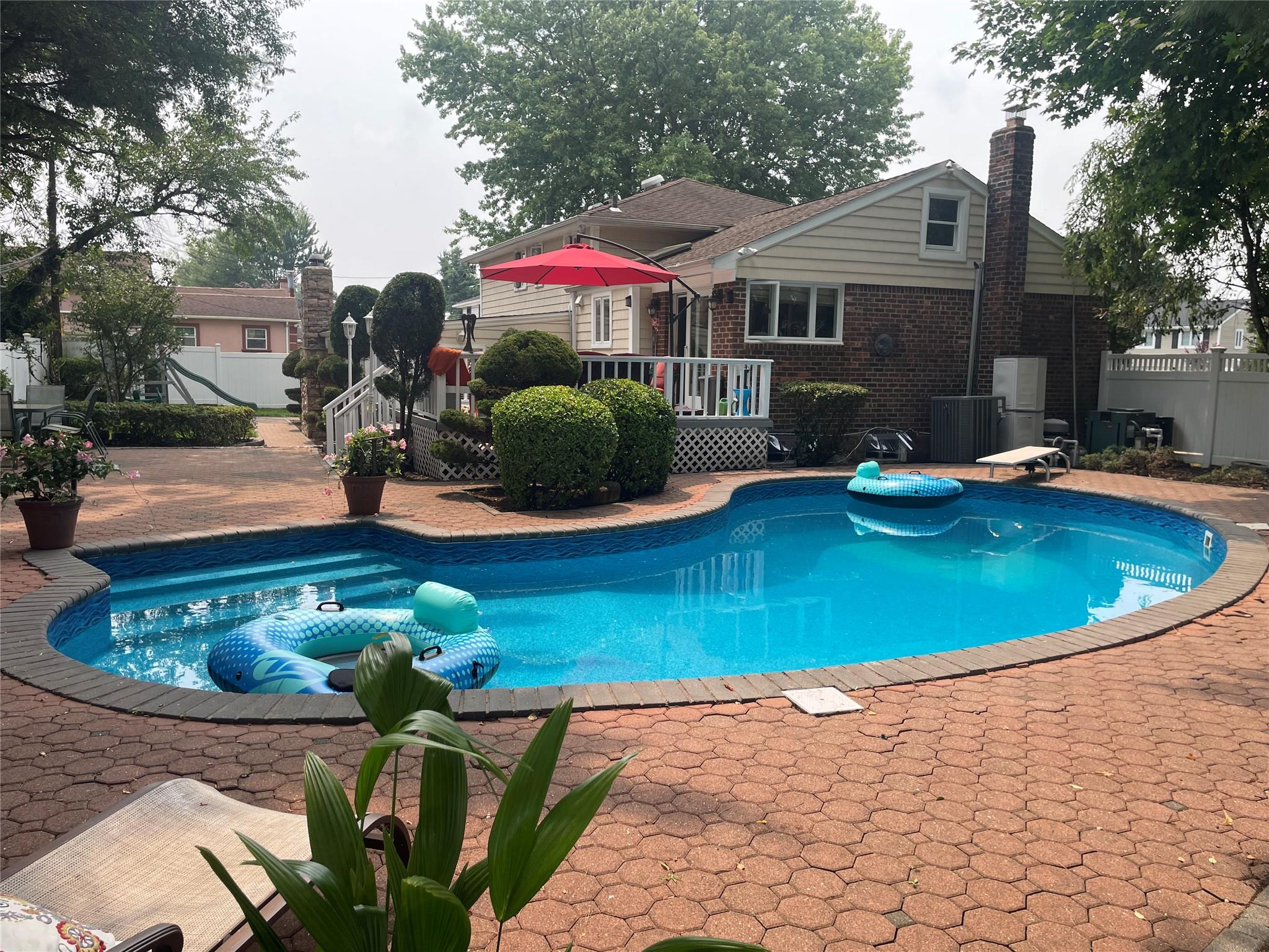 41 Belle Court, Hicksville, NY 11801