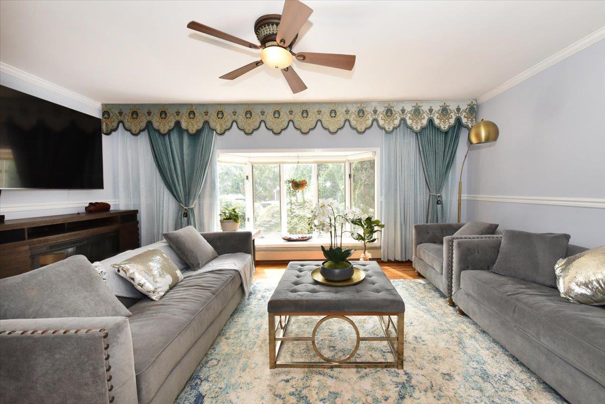 41 Belle Court, Hicksville, NY 11801