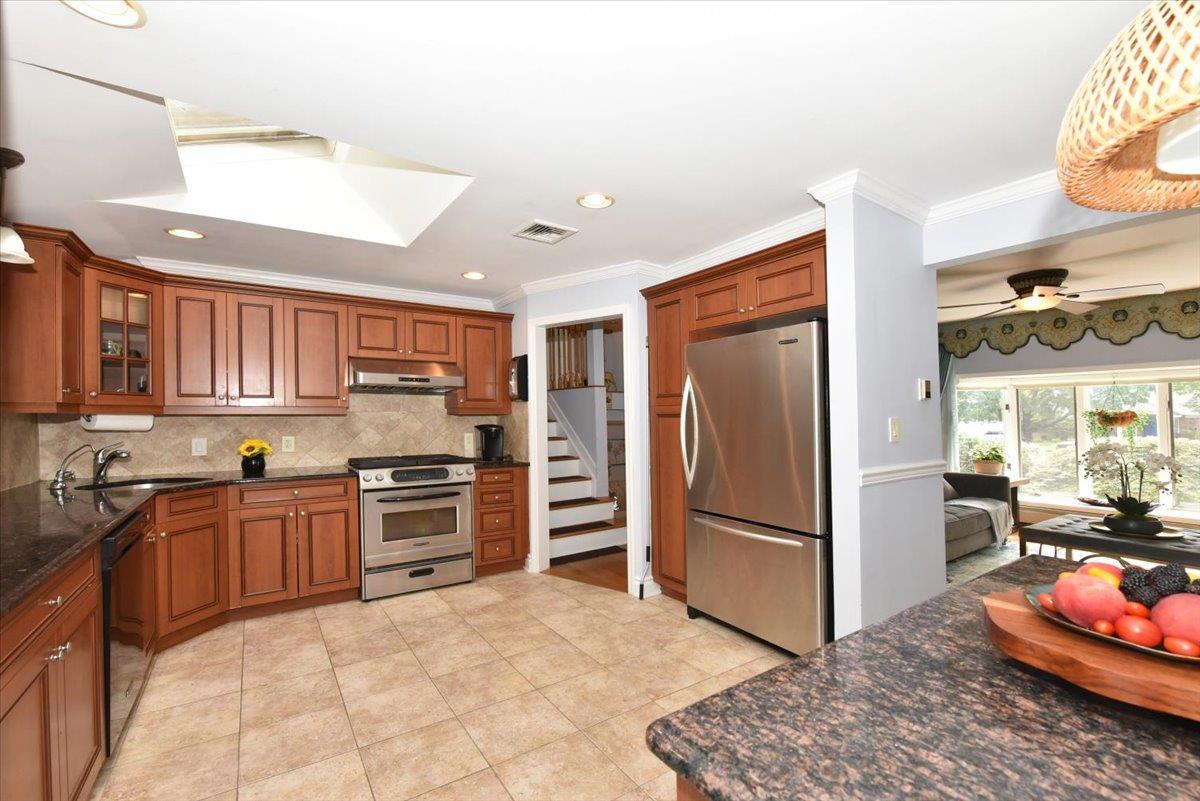 41 Belle Court, Hicksville, NY 11801