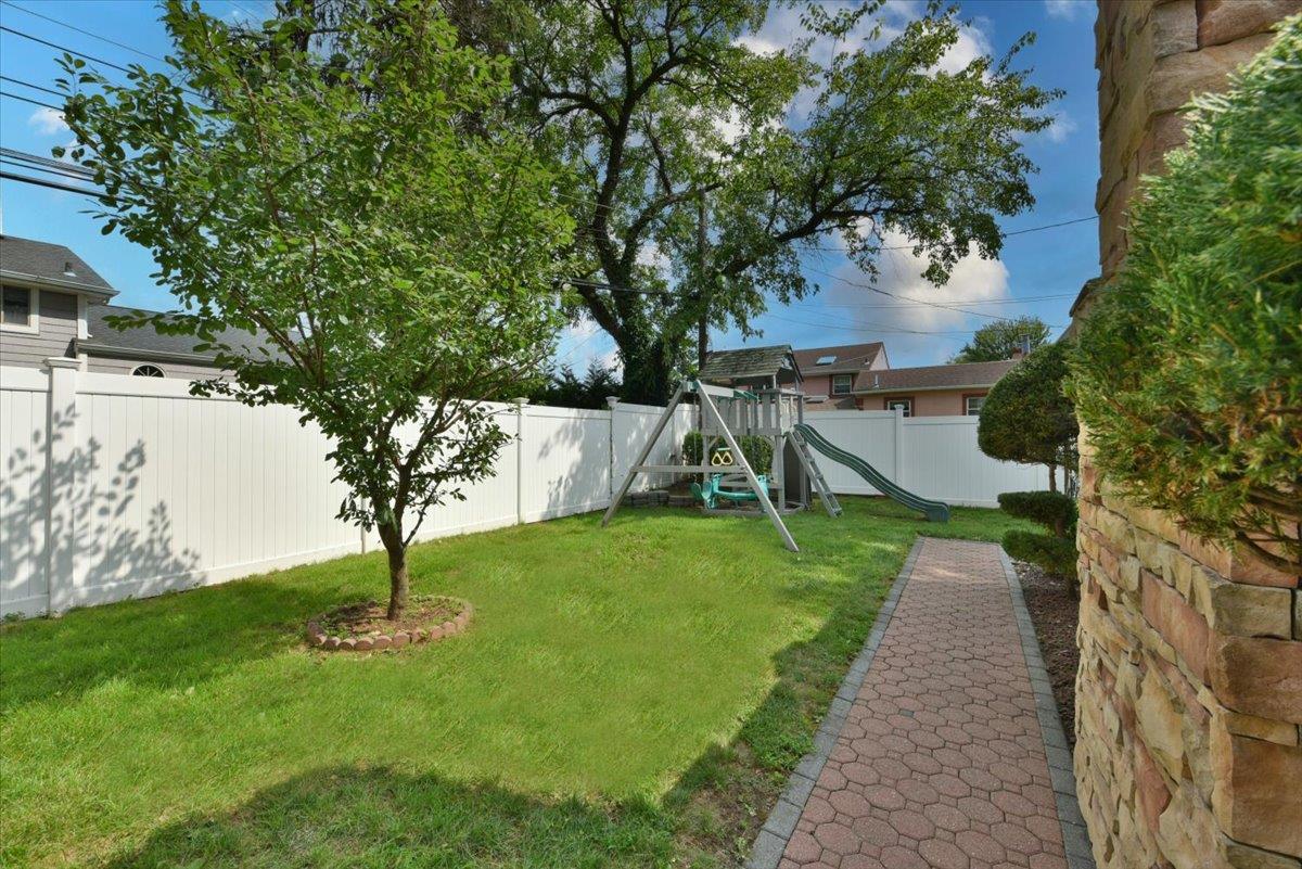 41 Belle Court, Hicksville, NY 11801